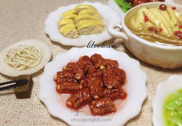 快过年啦～！😘😘😘这两天做了六个新的迷你中餐家常菜～分别是虾仁玉子豆腐、茄汁排骨、粉丝蒸扇贝、清炒白菜、四喜丸子、白切鸡，和以前的菜式摆起来～还有点团圆饭的赶脚😁～
几样菜都是第一次试做，不好的求轻喷～😁
在这里先祝大家新春快乐！新年新气象！平安顺利！🎉🎉🎉 第5张