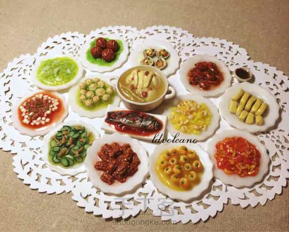 快过年啦～！😘😘😘这两天做了六个新的迷你中餐家常菜～分别是虾仁玉子豆腐、茄汁排骨、粉丝蒸扇贝、清炒白菜、四喜丸子、白切鸡，和以前的菜式摆起来～还有点团圆饭的赶脚😁～
几样菜都是第一次试做，不好的求轻喷～😁
在这里先祝大家新春快乐！新年新气象！平安顺利！🎉🎉🎉 第8张