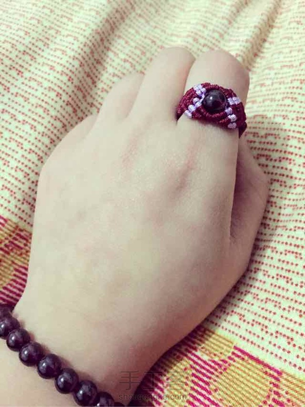 手链正好长点，就卸下一颗编了💍，看着不错😁