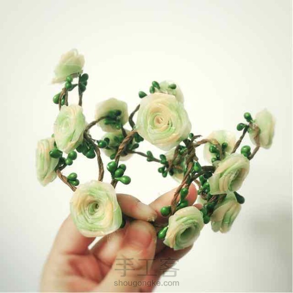 若你喜欢怪人 其实我很美。
绿色玫瑰稍微做小的花环，比起红粉菲菲，更觉清新雅致。