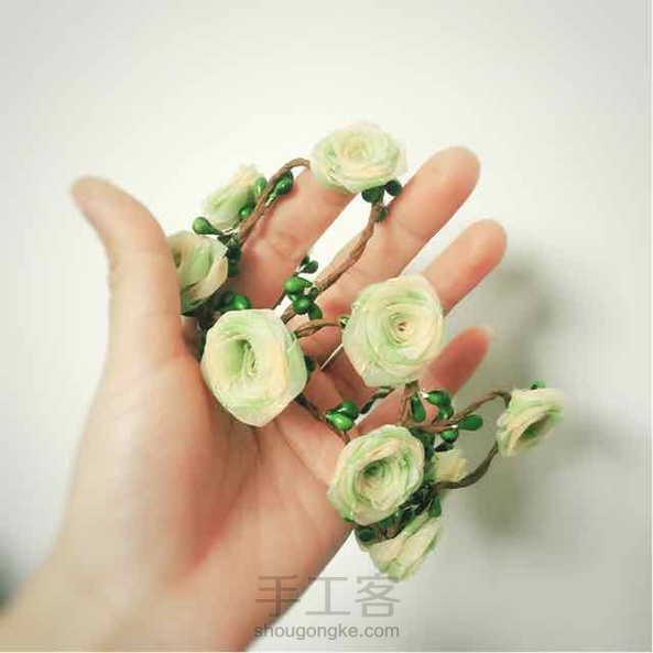 若你喜欢怪人 其实我很美。
绿色玫瑰稍微做小的花环，比起红粉菲菲，更觉清新雅致。 第1张