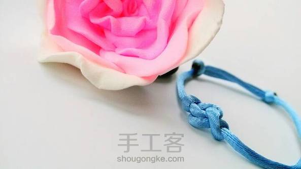 第三个结绳作品。。。我竟然还是用别人送的两根绳子做的，，，，，绳子可调节，谁要可调节教程，有空发，没人要就算了〒_〒。。。


依然肉凑图，，