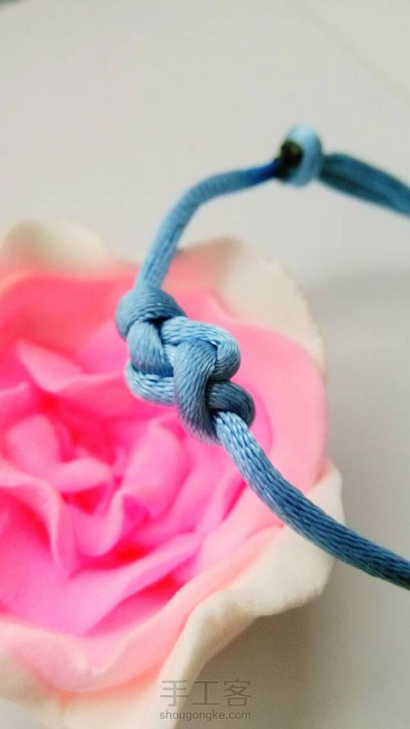 第三个结绳作品。。。我竟然还是用别人送的两根绳子做的，，，，，绳子可调节，谁要可调节教程，有空发，没人要就算了〒_〒。。。


依然肉凑图，， 第1张