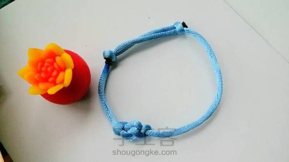 第三个结绳作品。。。我竟然还是用别人送的两根绳子做的，，，，，绳子可调节，谁要可调节教程，有空发，没人要就算了〒_〒。。。


依然肉凑图，， 第2张