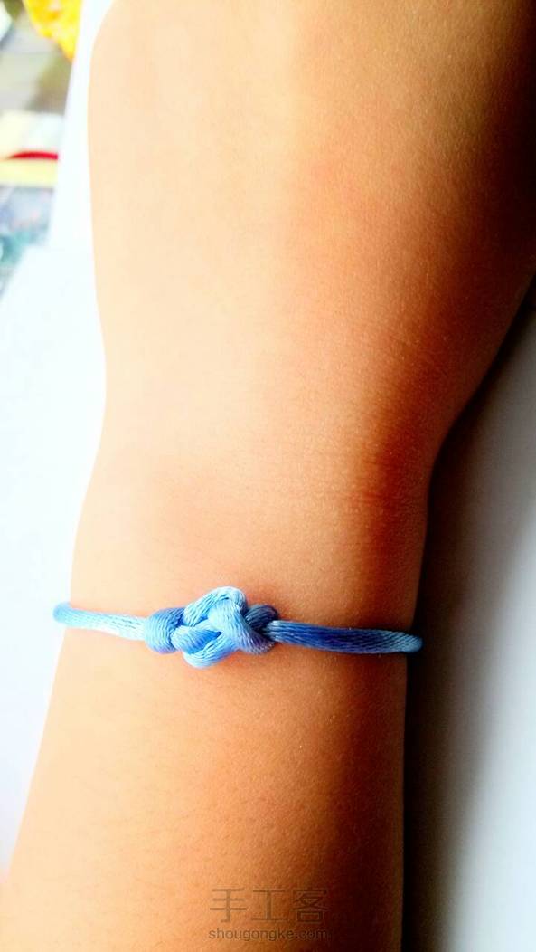 第三个结绳作品。。。我竟然还是用别人送的两根绳子做的，，，，，绳子可调节，谁要可调节教程，有空发，没人要就算了〒_〒。。。


依然肉凑图，， 第4张