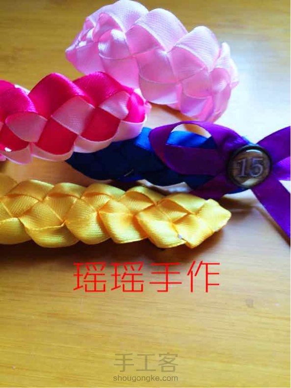 编一条美美的发饰吧！【教程已发】～
纯手工编织，可以做成发饰、手饰、项链～让我们任性一次吧！
这个教程是By私有你的吻托我教她的！哈哈～😘 第2张