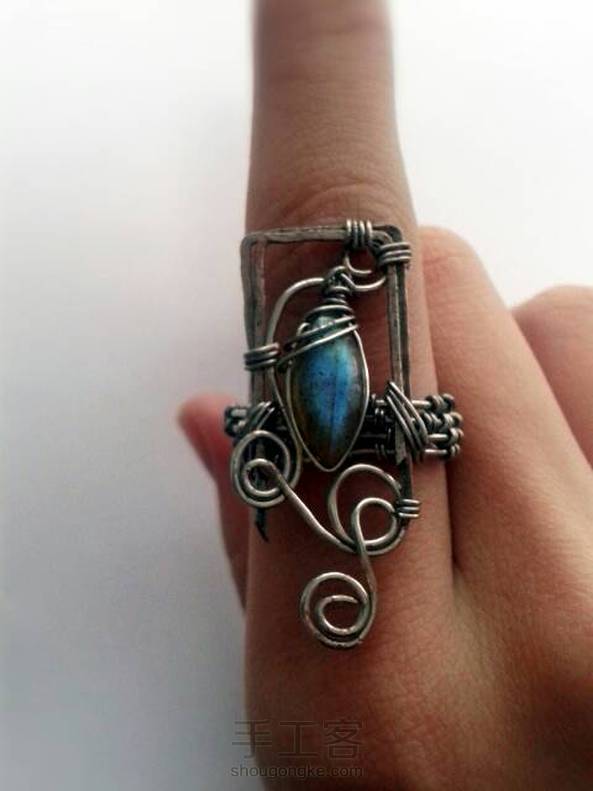 最近有点忙啊。。【夕颜】月光拉长石绕线戒指
夕颜凝露容光艳，料是伊人驻马来。
苍茫暮色蓬山隔，遥望安知是夕颜。
                              ----《源氏物语》