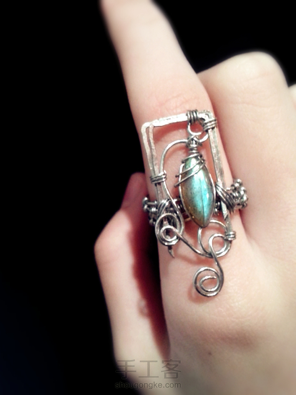 最近有点忙啊。。【夕颜】月光拉长石绕线戒指
夕颜凝露容光艳，料是伊人驻马来。
苍茫暮色蓬山隔，遥望安知是夕颜。
                              ----《源氏物语》 第1张