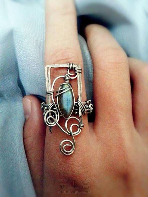 最近有点忙啊。。【夕颜】月光拉长石绕线戒指
夕颜凝露容光艳，料是伊人驻马来。
苍茫暮色蓬山隔，遥望安知是夕颜。
                              ----《源氏物语》 第2张