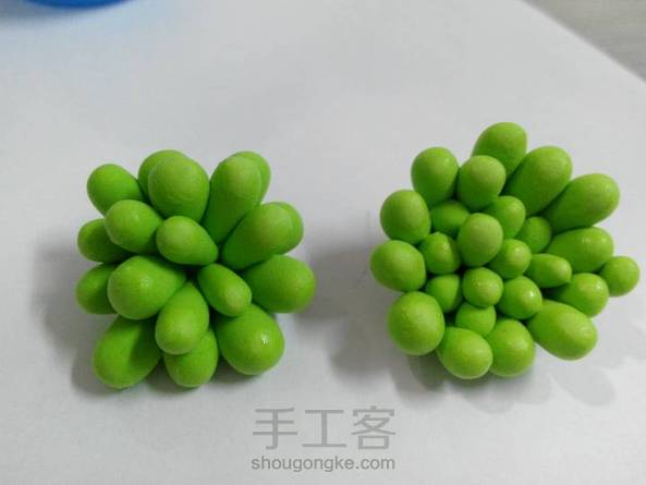 手边没有指甲油，也没颜料，，抹了点睡眠面膜提亮，肉肉也要做面膜，哈哈。