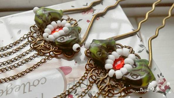 【戏鱼】原创对钗
不同于其他饰品的清新，这个更有古典的韵味。形于双鱼戏珠，重在于“戏”而非“鱼”，故称“戏鱼”。 第1张