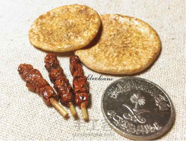 以前在清真馆子我最喜欢吃的就是馕和羊肉串啦～😘羊肉串自然不用说，肥美鲜香，想想都流口水。我也好喜欢馕，层次很丰富，烤制的面的香味特别醇厚治愈…前天老公给我带了一些回来，吃得太愉快了…就用软陶做了一套。馕的芝麻我是没办法了，再做眼睛就瞎了🙄，新疆的亲快告诉我馕不一定有芝麻～😂 第1张