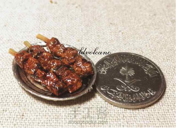 以前在清真馆子我最喜欢吃的就是馕和羊肉串啦～😘羊肉串自然不用说，肥美鲜香，想想都流口水。我也好喜欢馕，层次很丰富，烤制的面的香味特别醇厚治愈…前天老公给我带了一些回来，吃得太愉快了…就用软陶做了一套。馕的芝麻我是没办法了，再做眼睛就瞎了🙄，新疆的亲快告诉我馕不一定有芝麻～😂 第5张