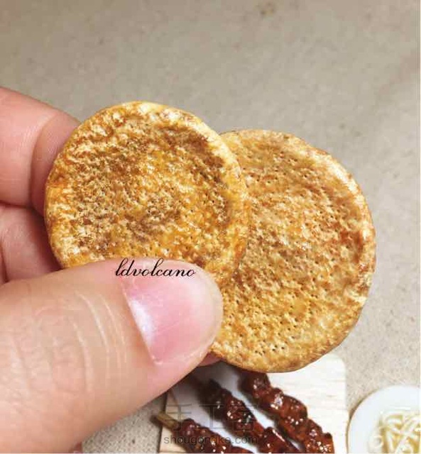以前在清真馆子我最喜欢吃的就是馕和羊肉串啦～😘羊肉串自然不用说，肥美鲜香，想想都流口水。我也好喜欢馕，层次很丰富，烤制的面的香味特别醇厚治愈…前天老公给我带了一些回来，吃得太愉快了…就用软陶做了一套。馕的芝麻我是没办法了，再做眼睛就瞎了🙄，新疆的亲快告诉我馕不一定有芝麻～😂 第6张