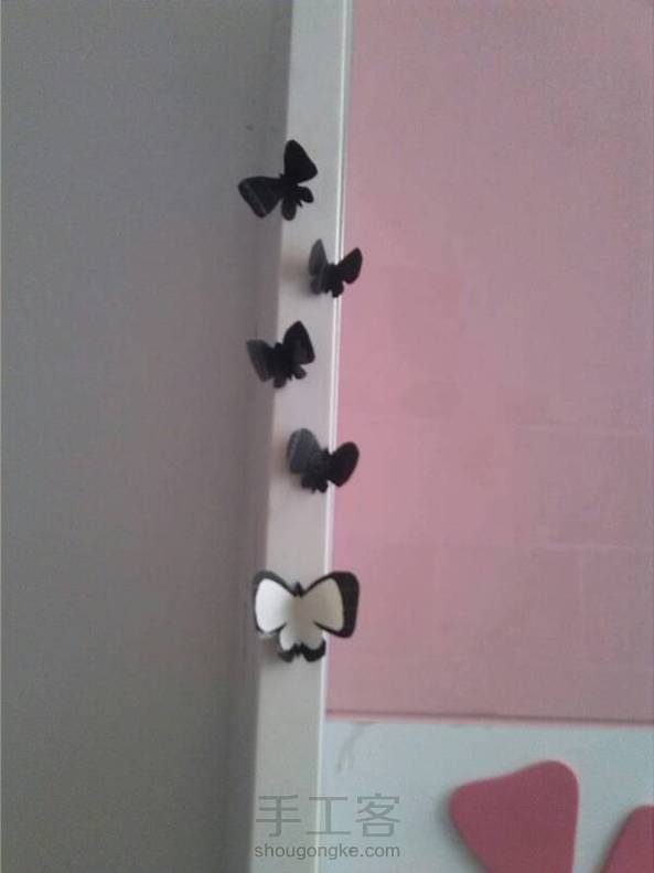 我做在衣柜的边缘，因为旁边没地方贴了