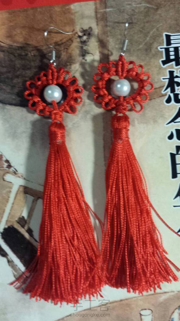 学习帅妈的教程，自己稍加改编，下面俩平结结尾，加了流苏坠儿，是不是很喜庆！！这是一个完美的假期，体验了很多之前不敢动手的活计！跟各位手工达人一起交流，学习！真好！！