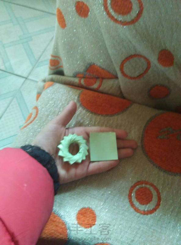 右边的是纸的大小，左边的是成品