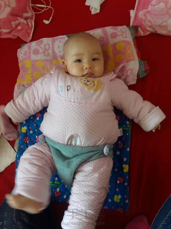 全程手工缝合  做了半天才做好  用我的打底裤跟秋衣做的  好在宝宝穿着刚好  也算没白做