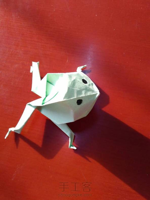 跳的时候总是翻不过来 而且跳不远 这种折法适合观赏 实用性不强 不过挺神似的