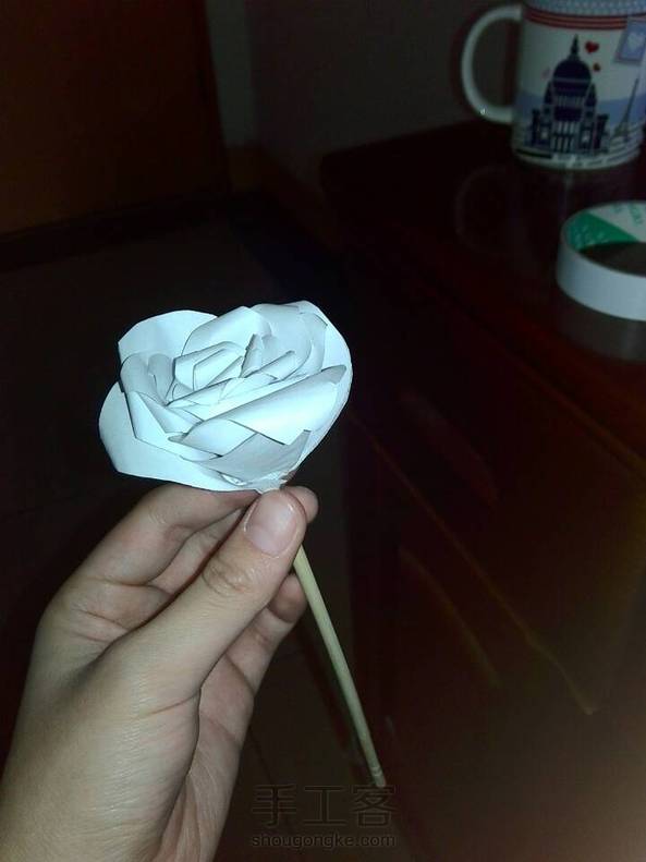 第一次做，没有彩纸，就当是白玫瑰好了（也没有叶子😭）