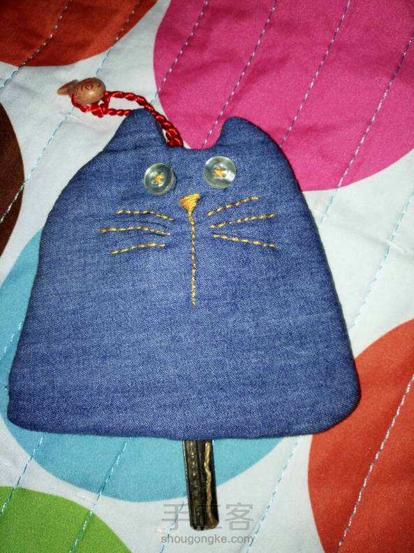 还是用旧衣服做的，第一次学做钥匙包，凑合看吧，我会继续努力的