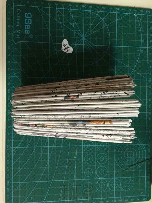 简单的报纸纸杯花瓶，亲子活动必备哦，教程已发… 第3张