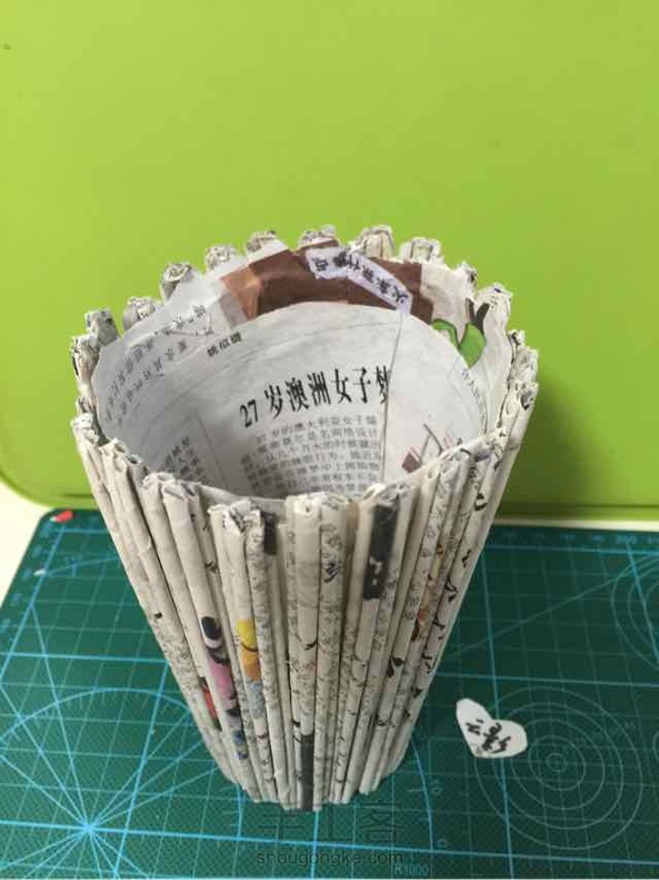简单的报纸纸杯花瓶，亲子活动必备哦，教程已发… 第5张