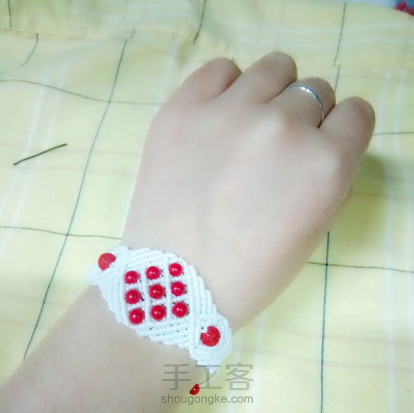 刚买的朱砂，配白色线真是美啊 明天搭裙子 哈哈~