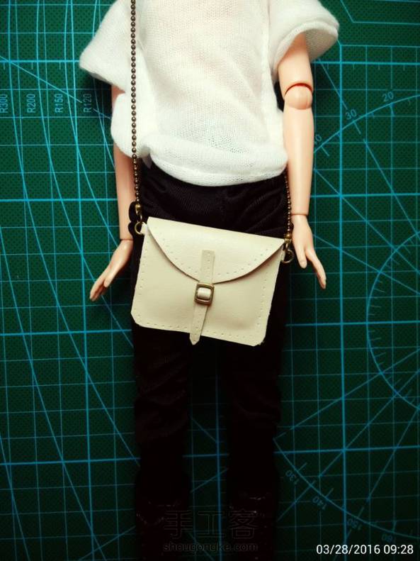 又做了个包。感觉厚一点的pu效果好些。之前那个跟折纸一样(::>_