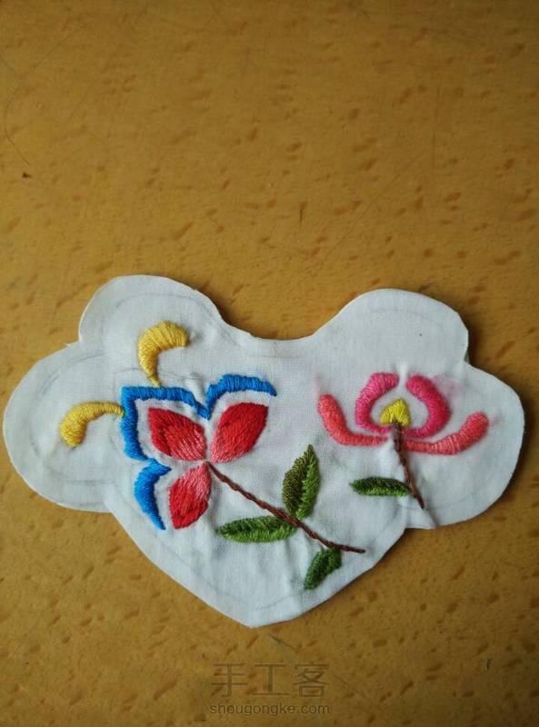 没有水溶笔，只能用铅笔画图，比较粗糙，用的旧睡衣的袖子绣的。做完了，想再加些装饰。 第2张