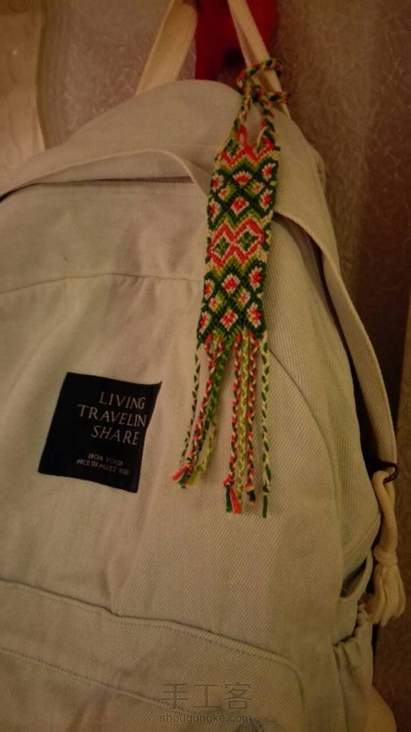 总觉得这个做手链太宽。所以机智弄成了包挂。只是编完之后快变成红绿色盲了。。。。。