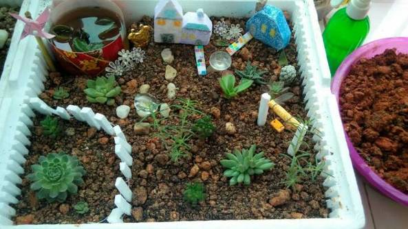 我人懒～没耐心做小东西，就用泡沫切切画画～反正厂里大把原材料，哈哈～