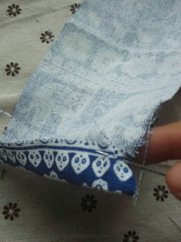 给手工皂和唇膏做的衣服，没用缝纫机，自己用针线直接缝的，放进去皂刚刚好，和手工花束放一起拍照，大大的满足感。教程已发 第6张