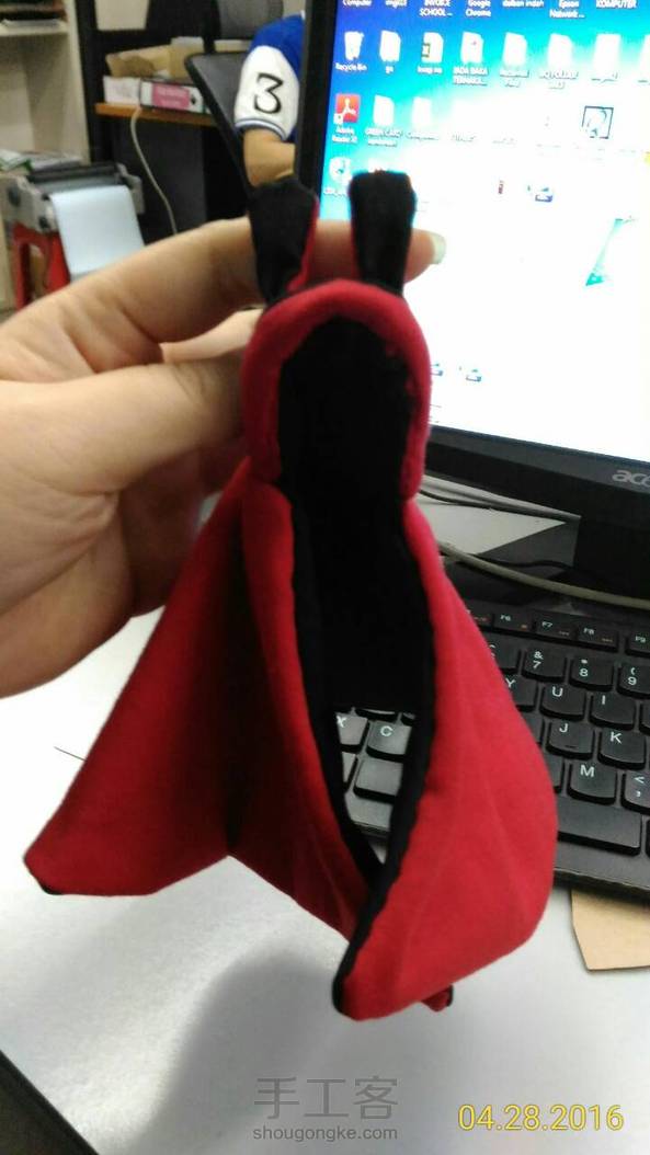 哈哈哈~~~帽子好像太小，可是懒惰再改，斗篷好像太大