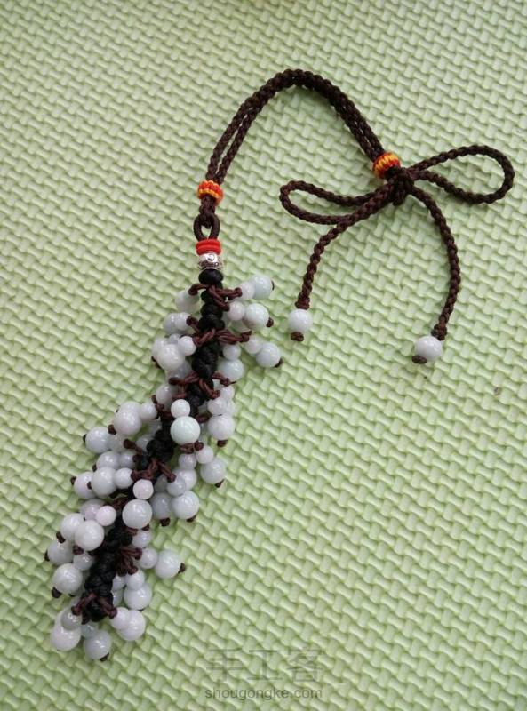 天然翡翠a货玉珠汽车挂件。
很喜欢这个车挂，为做这个专门买了翡翠珠子。花了我整整一天的时间，在小凳子上坐了一上午＋一下午，脖子都僵硬了，浑身都要生锈了！😓不过看着美美的成品，心愿达成，还是非常开心和满足的！😊
非常感谢老师的教程！🌹 第1张