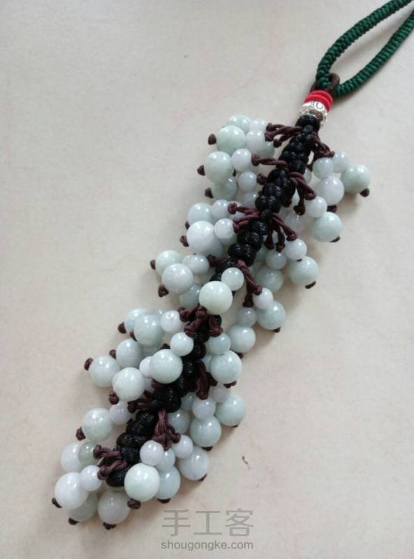 天然翡翠a货玉珠汽车挂件。
很喜欢这个车挂，为做这个专门买了翡翠珠子。花了我整整一天的时间，在小凳子上坐了一上午＋一下午，脖子都僵硬了，浑身都要生锈了！😓不过看着美美的成品，心愿达成，还是非常开心和满足的！😊
非常感谢老师的教程！🌹 第4张