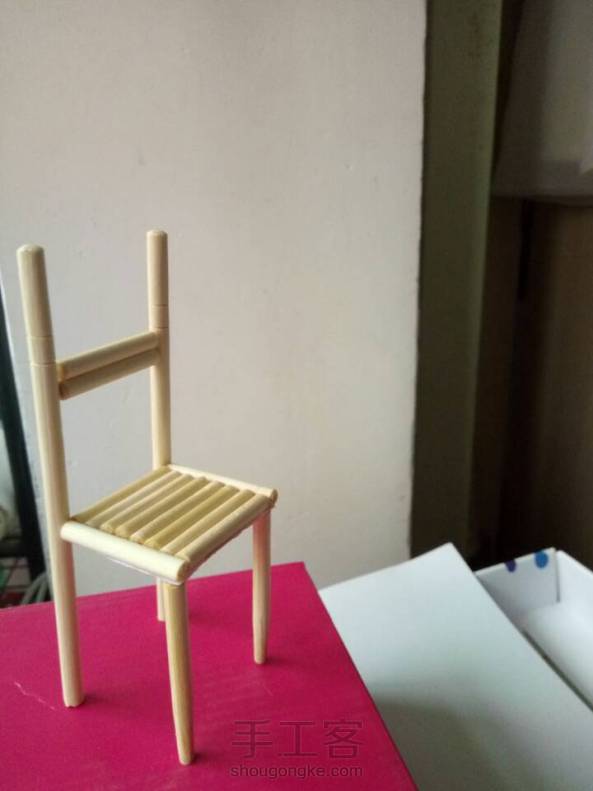 初次尝试用一次性筷子做小椅子，感觉做的有点奇怪，没别人做的好看。(也是因为在学校没有胶枪用502粘实在太不方便了)