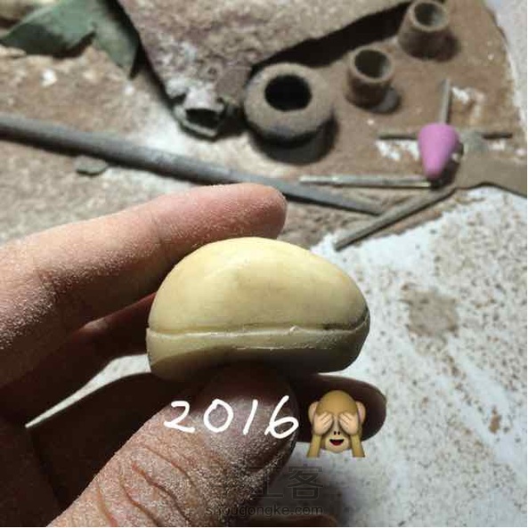 象牙果之富甲天下。一颗象牙果完美的蜕变，有了电动工具就是方便多了😎请忽略那只烂手套和渣渣的拍照🤔教程已传，欢迎关注 第1张