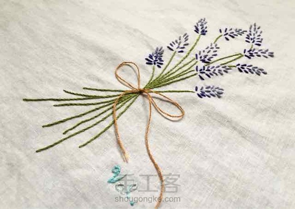 第一次绣花花，打了个稿子就上手，布局上有些处理不当。