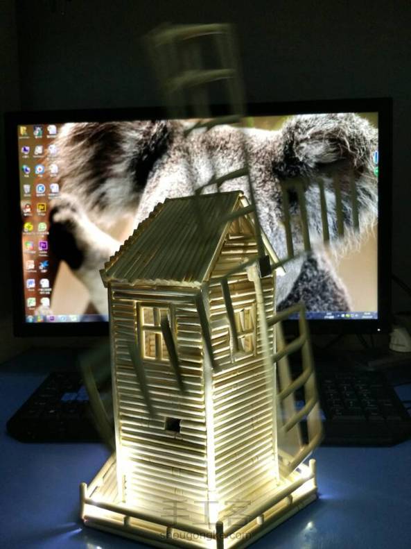 在原来的基础上，进行了一些创新，加入了电机和小灯，让风车转了起来。