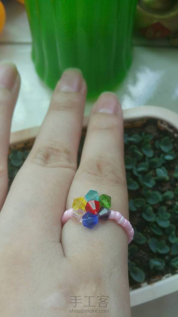 难怪感觉那朵花怪怪的，以为是自己没技术，串好后才发现是有颗珠偏小了～～