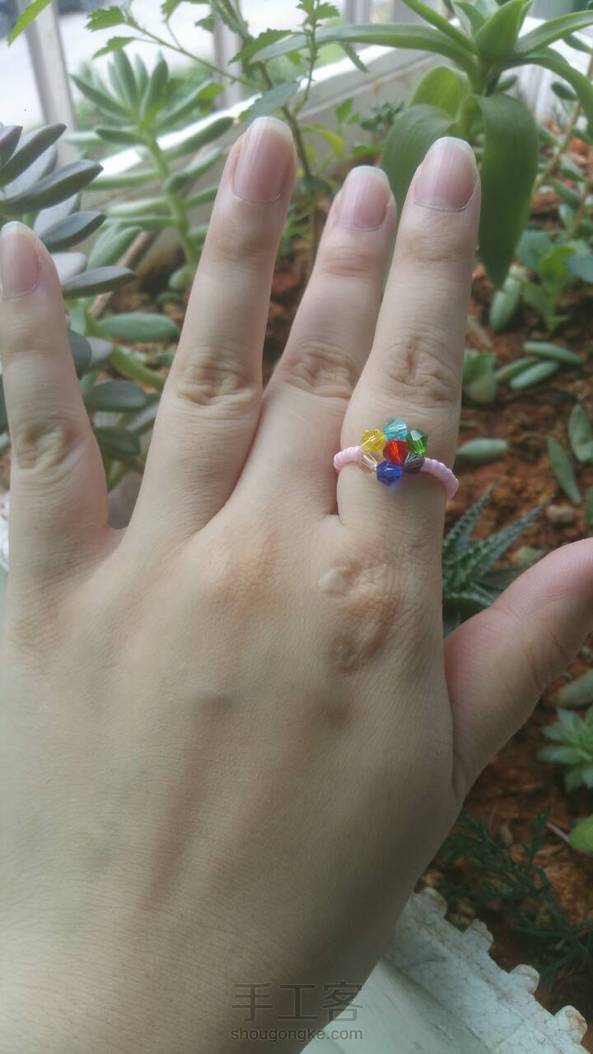 难怪感觉那朵花怪怪的，以为是自己没技术，串好后才发现是有颗珠偏小了～～ 第1张