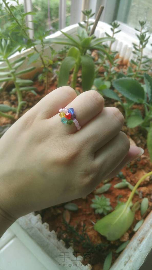 难怪感觉那朵花怪怪的，以为是自己没技术，串好后才发现是有颗珠偏小了～～ 第2张