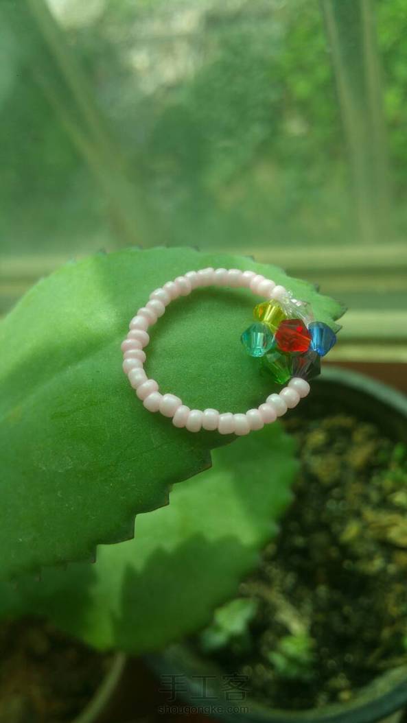 难怪感觉那朵花怪怪的，以为是自己没技术，串好后才发现是有颗珠偏小了～～ 第3张