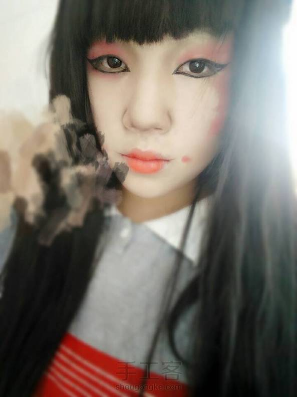 唇妆有所改动