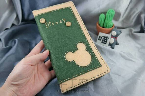 【宅猫猫·不织布系列·米奇长款钱包】前段时间去了香港迪士尼乐园，超级无敌童话，玩的都舍不得离开了～看了魔法书房剧场，萌萌的米奇和唐老鸭勾起了满满地童年回忆，刚好整理了个米奇长款钱包的教程，分享下～