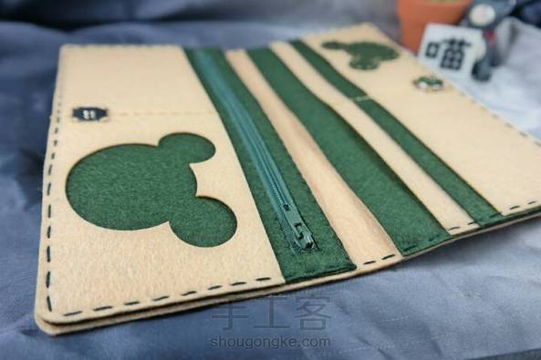 【宅猫猫·不织布系列·米奇长款钱包】前段时间去了香港迪士尼乐园，超级无敌童话，玩的都舍不得离开了～看了魔法书房剧场，萌萌的米奇和唐老鸭勾起了满满地童年回忆，刚好整理了个米奇长款钱包的教程，分享下～ 第1张