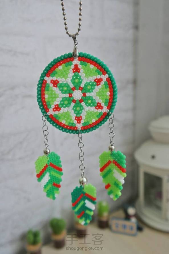 【宅猫猫·像素拼豆系列·捕梦网】夜空充满了各种梦，甜蜜的美梦正悄悄穿过捕梦网来到你的梦中，而混沌迷糊的噩梦，它们迷失了方向困在原地，直到清晨，凝结成一颗颗露珠～教程已分享～