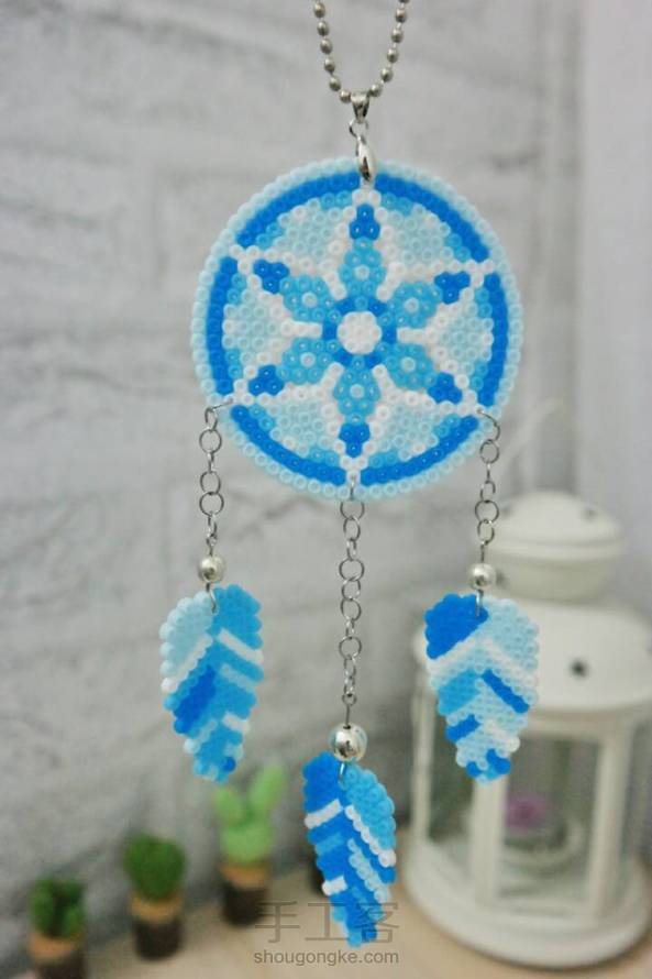 【宅猫猫·像素拼豆系列·捕梦网】夜空充满了各种梦，甜蜜的美梦正悄悄穿过捕梦网来到你的梦中，而混沌迷糊的噩梦，它们迷失了方向困在原地，直到清晨，凝结成一颗颗露珠～教程已分享～ 第1张