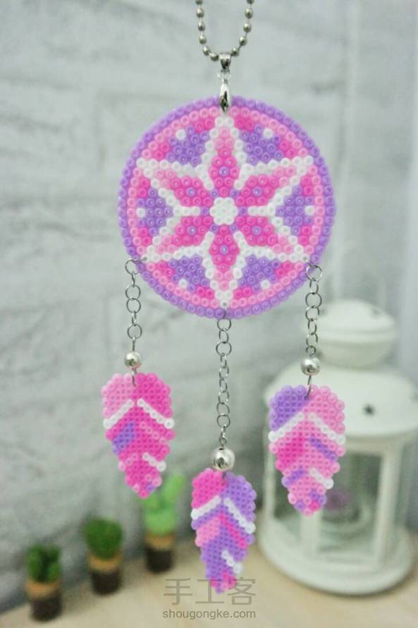 【宅猫猫·像素拼豆系列·捕梦网】夜空充满了各种梦，甜蜜的美梦正悄悄穿过捕梦网来到你的梦中，而混沌迷糊的噩梦，它们迷失了方向困在原地，直到清晨，凝结成一颗颗露珠～教程已分享～ 第2张